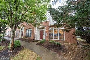 5722 Callcott Way in Alexandria, VA - Building Photo