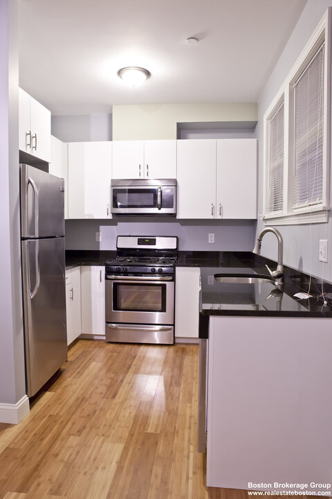 195 W 3rd St, Unit 4 in Boston, MA - Building Photo