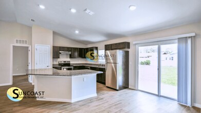 1098 Bristol St, Unit 3103 in Port Charlotte, FL - Foto de edificio - Building Photo