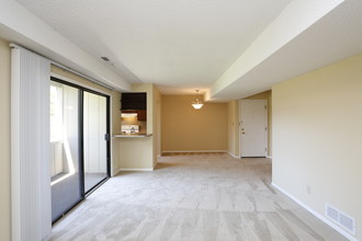 Colony West in Champaign, IL - Foto de edificio - Interior Photo