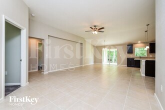8287 Robin Rd in Ft. Myers, FL - Foto de edificio - Building Photo