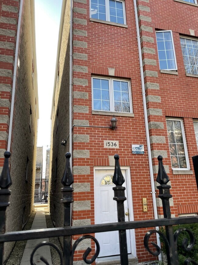 property at 1534 N Claremont Ave