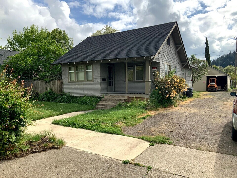 29 Monroe St in Eugene, OR - Building Photo