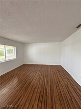 4629 Bayshore Dr, Unit J7 in Naples, FL - Building Photo - Building Photo