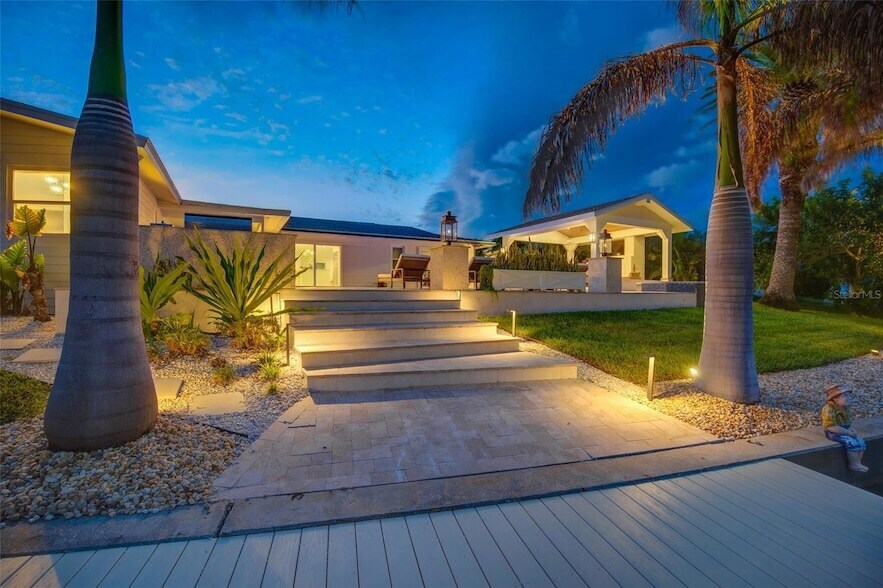 807 Snug Island in Clearwater, FL - Building Photo