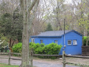 3 Box Tree Rd in East Quogue, NY - Building Photo - Building Photo