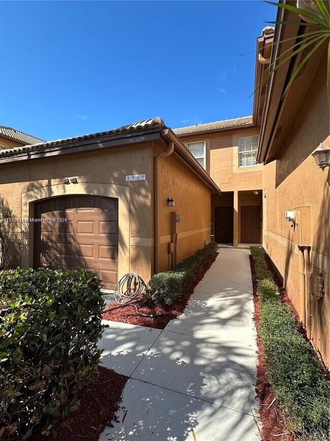 1569 Veracruz Ln in Weston, FL - Building Photo - Building Photo