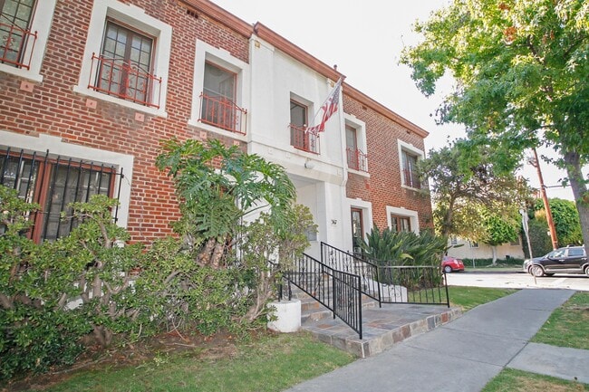 367 N Orange Grove Ave