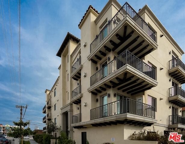 8520 Whitworth Dr-Unit -402 in Los Angeles, CA - Building Photo
