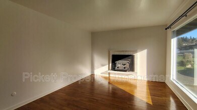 1316 E Hope St in Bremerton, WA - Building Photo - Building Photo