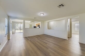 101 Bandara Woods Blvd in Elgin, TX - Building Photo - Building Photo