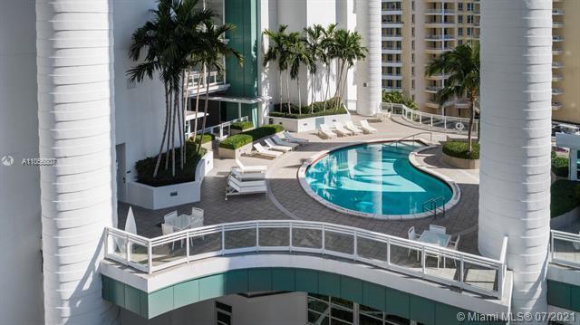 900 Brickell Key Blvd, Unit 2305 in Miami, FL - Foto de edificio - Building Photo