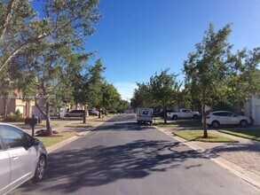 1211 NE 37th Ave in Homestead, FL - Foto de edificio - Building Photo