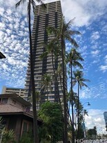 444 Niu St in Honolulu, HI - Building Photo