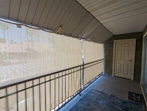 5044 River Glen Dr in Las Vegas, NV - Building Photo - Building Photo