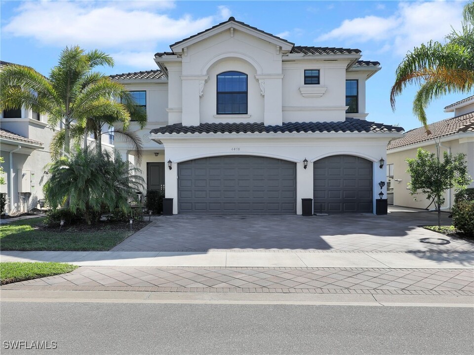 4478 Kensington Cir in Naples, FL - Foto de edificio