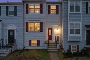 1858 Heather Glen Ct in Woodbridge, VA - Building Photo