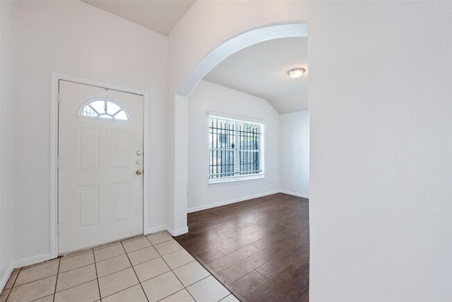 8002 Colonial Ln in Houston, TX - Building Photo - Building Photo