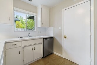 806 Madison Ave in Redwood City, CA - Building Photo - Building Photo