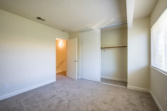 Mission Village Apartments in Santa Rosa, CA - Foto de edificio - Interior Photo