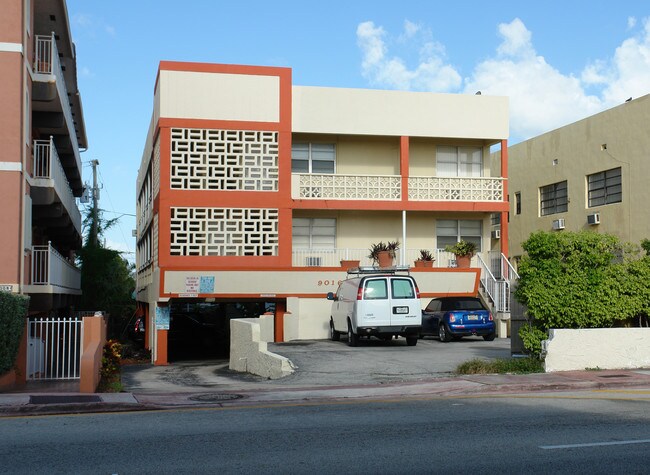 Altomar Apartments in Miami Beach, FL - Building Photo - Building Photo