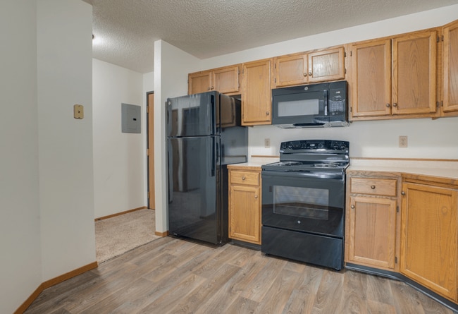 Pine Pointe Apartments in Fargo, ND - Building Photo - Building Photo