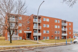 2105 Mayfield Rue in Laval, QC - Building Photo