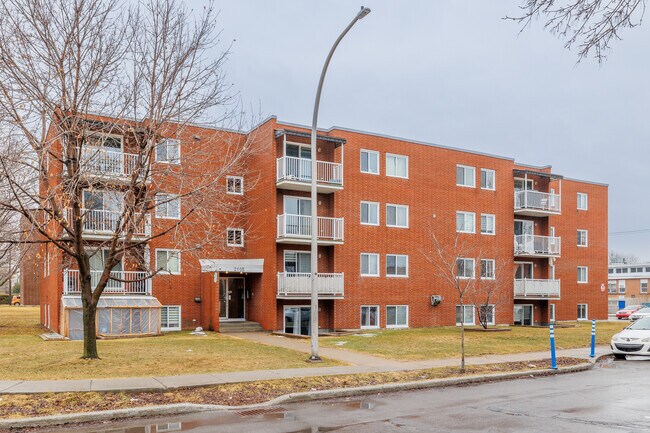 2105 Mayfield Rue in Laval, QC - Building Photo - Primary Photo
