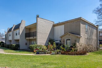 Regatta in Houston, TX - Foto de edificio - Building Photo