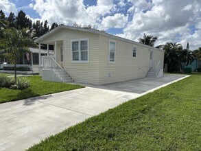 5220 SW 33rd St in Davie, FL - Foto de edificio - Building Photo