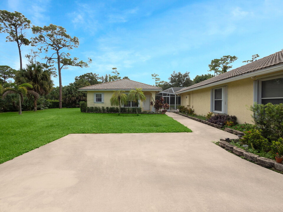 155 Quercus Ct in Wellington, FL - Foto de edificio