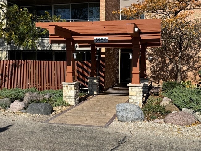 5950 Oakwood Dr in Lisle, IL - Building Photo - Building Photo