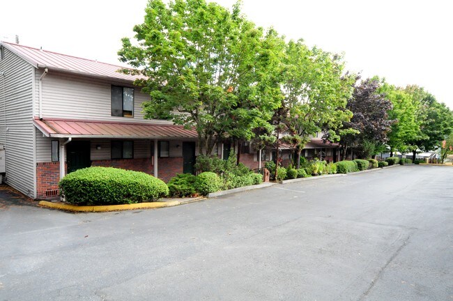 Three Tree Townhouses in Tukwila, WA - Building Photo - Building Photo