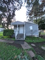1250 NW Ellan St in Roseburg, OR - Building Photo