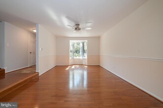 5725 Walnut Wood Ln in Burke, VA - Building Photo - Building Photo