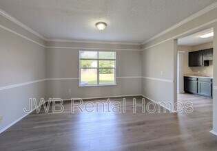 618 Staffordshire Dr E in Jacksonville, FL - Foto de edificio - Building Photo