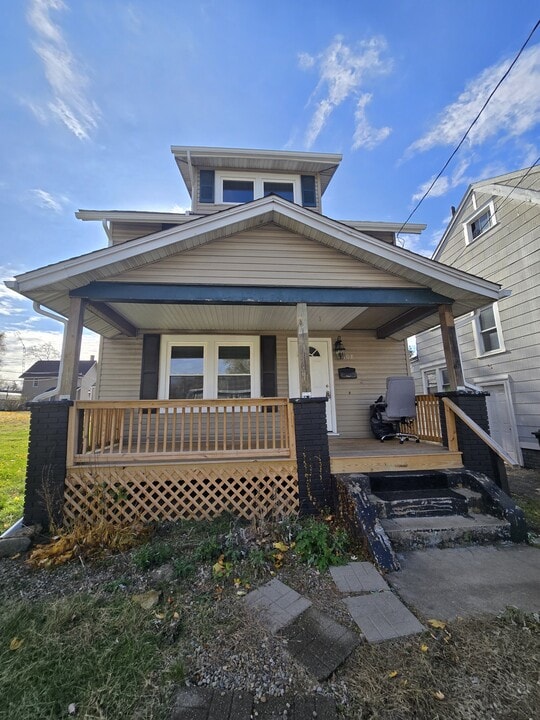 2108 3rd St SE in Canton, OH - Building Photo