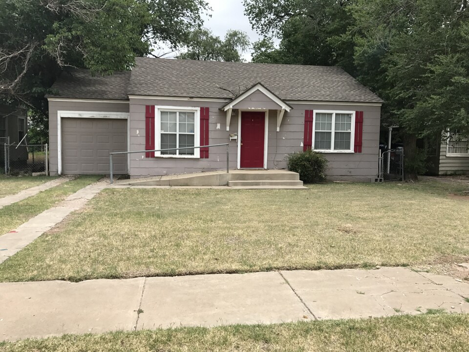 2420 27th St in Lubbock, TX - Building Photo