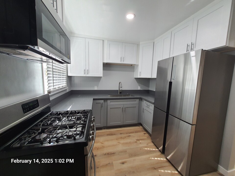 9112 S Manhattan Pl in Los Angeles, CA - Building Photo