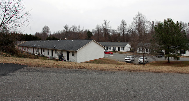 Summer Pointe Apartments in Burlington, NC - Foto de edificio - Building Photo