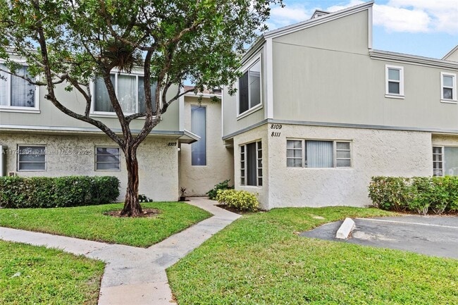 8111 Lagos de Campo Blvd in Tamarac, FL - Building Photo - Building Photo