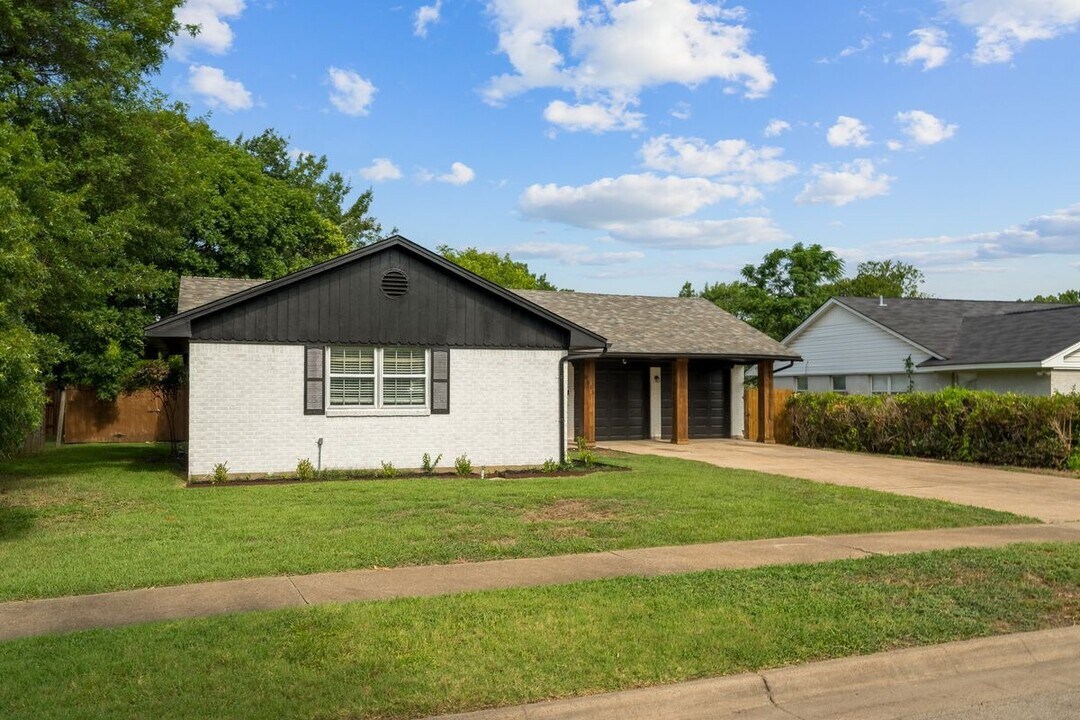 8815 Hackney Ln in Dallas, TX - Foto de edificio