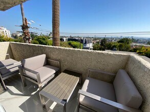 8400 De Longpre Ave, Unit 311 in West Hollywood, CA - Building Photo - Building Photo
