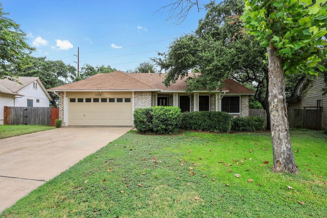 6710 Luckenbach Ln in Austin, TX - Building Photo