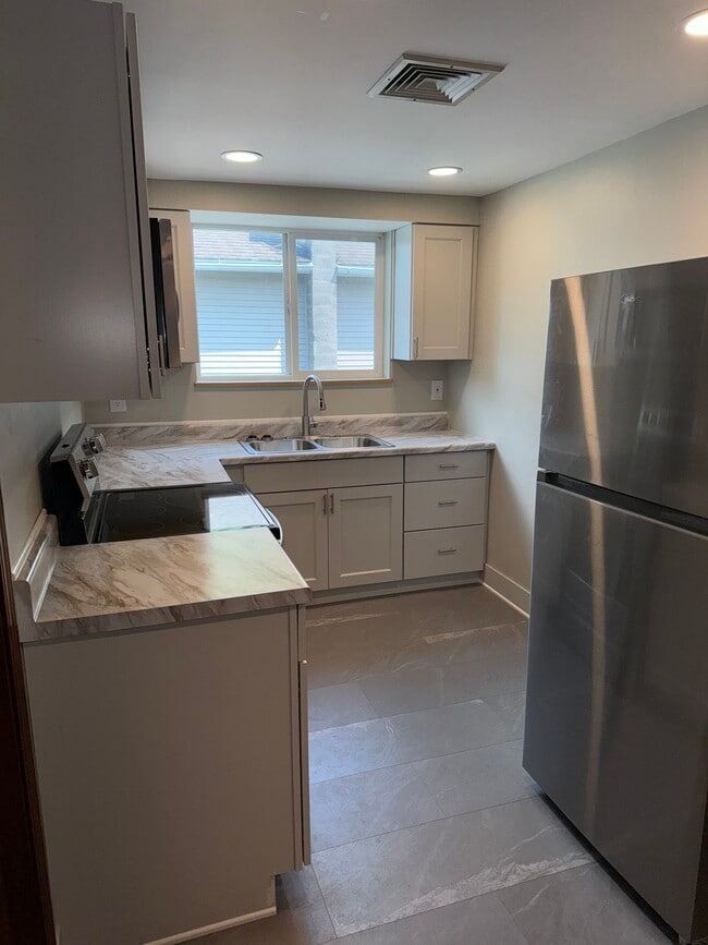 145 Caledonia St, Unit 2E in Lockport, NY - Foto de edificio - Building Photo