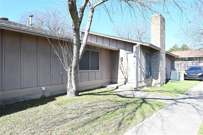 210 W William Cannon Dr in Austin, TX - Building Photo - Building Photo