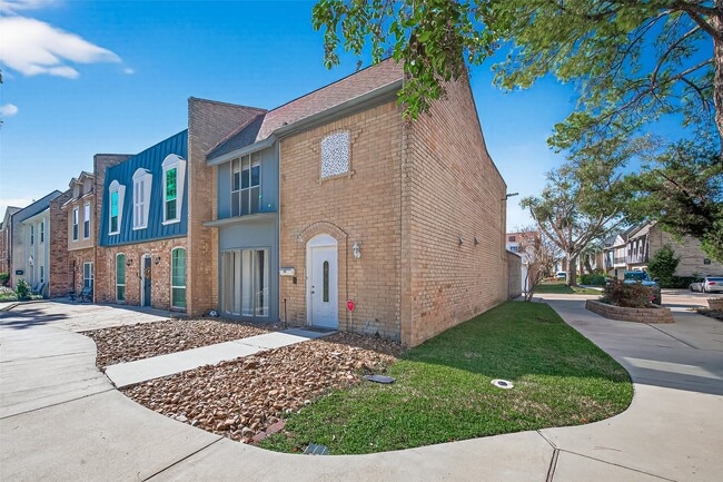 10738 Briar Forest Dr in Houston, TX - Building Photo - Building Photo