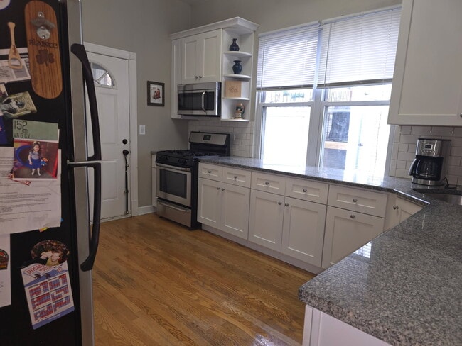 2131 W Wellington Ave, Unit 1F