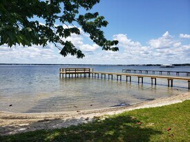 2181 Lakeview Dr, Unit 103 in Sebring, FL - Building Photo