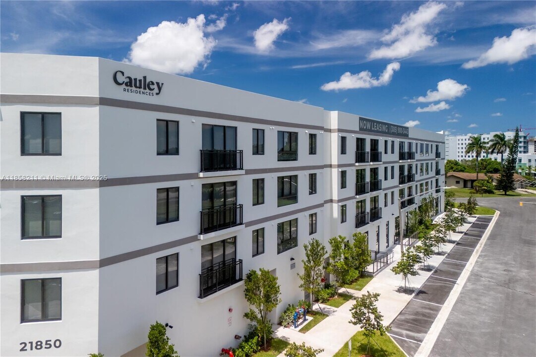 21850 Old Dixie Hwy in Miami, FL - Building Photo